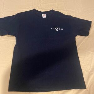 M Night Shyamalan Signs Movie Tee signs in size L